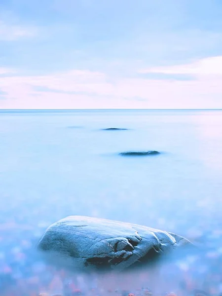 Krásná atmosféra hladké moře. Melancholické Gandalfa, žádné vlny. Nádherná krajina — Stock fotografie
