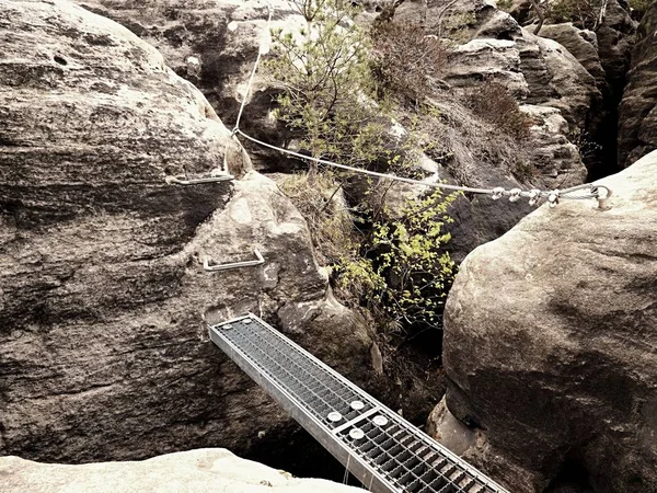 Ocelový žebřík, ocelová rampa mezi skalami via ferrata. Železná kroucená lana v rock — Stock fotografie