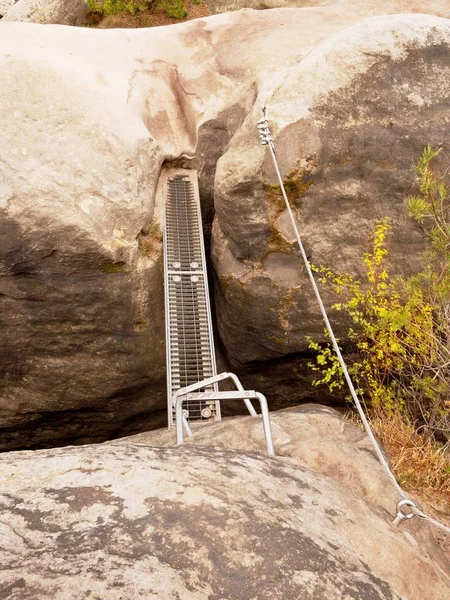 Stalen ladder manier, stalen oprit tussen rotsen via ferrata. IJzeren twisted touw vast in rock — Stockfoto