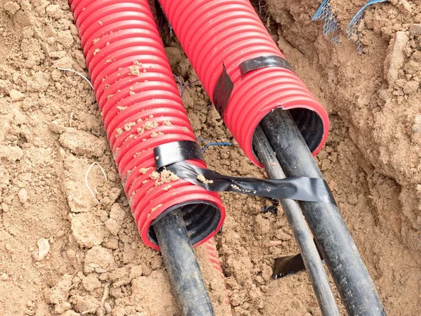 Fio em HDPE e tubo de proteção. Construção de linhas de cabos metálicos e de fibra óptica , — Fotografia de Stock