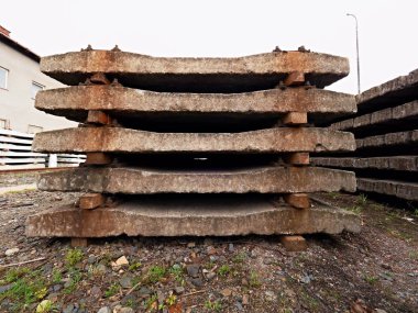 Uyuyanlar hisse senedi demiryolu deposu kullanılır. Eski, kirli ve paslı beton demiryolu bağları depolanan kullanılan