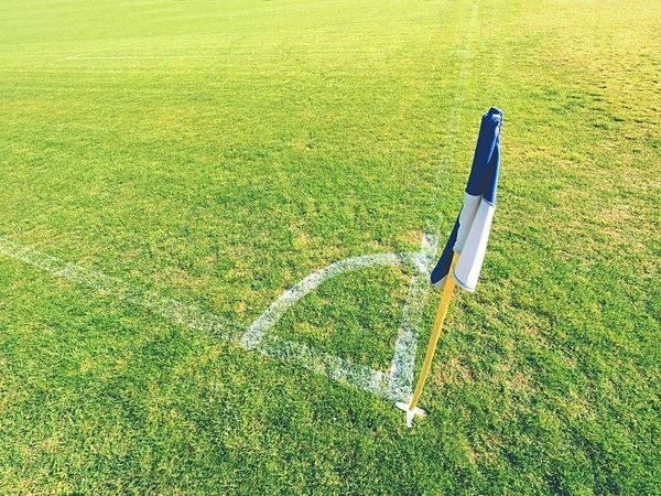Bandeira azul branca no canto do playground de futebol, vento preguiçoso soprando — Fotografia de Stock
