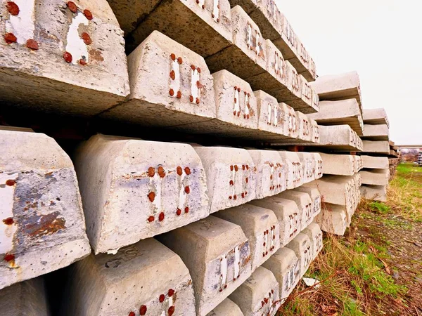 Le stock de dormeurs dans le dépôt ferroviaire. Nouvelles traverses de chemin de fer en béton entreposées pour la reconstruction de l'ancienne gare . — Photo