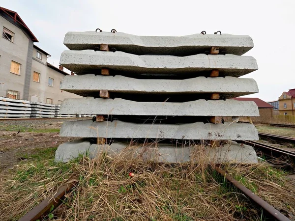 Schwellen lagern im Bahnbetriebswerk. Neue Betonbahnanbindungen für Umbau des alten Bahnhofs eingelagert. — Stockfoto