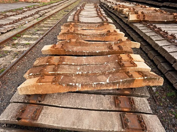 Används sliprar lager i railway depot. Gammal, smutsig och rostig används betong järnvägen band lagras — Stockfoto