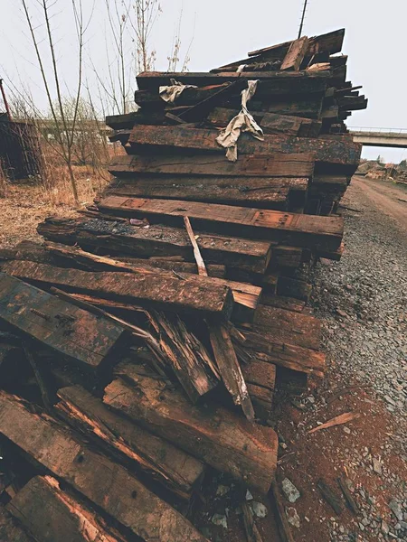 Uitgepakte oude houten banden in voorraad. Oude geolied eiken spoorbielzen na de wederopbouw opgeslagen gebruikt — Stockfoto