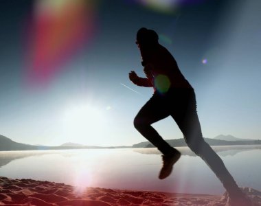 İnce genç fitness adam plaj, tropikal iz runner runner. Neşeli sporcu kumsalda koşmak