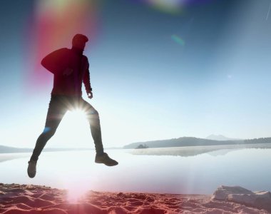 İnce genç fitness adam plaj, tropikal iz runner runner. Neşeli sporcu kumsalda koşmak