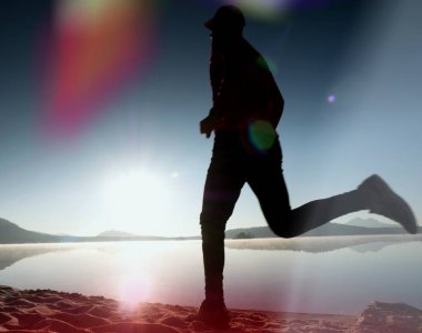 İnce genç fitness adam plaj, tropikal iz runner runner. Neşeli sporcu kumsalda koşmak