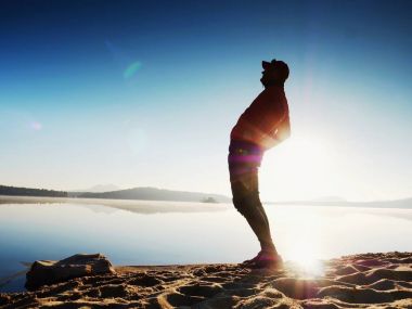 Sporcu adam geri bükme. Eğil ve koşu sabah içinde sırt kasları germek 