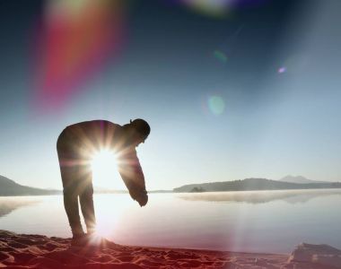 Derin nefes alma runner siluet elleriyle diz çöküyorum. Kas germe adama yan görünüm 