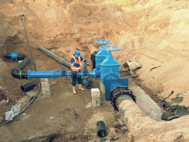 Su fabrika iç. Çeşitli boru hatları, Vana gates ve metal borular. Tonlu görüntü.