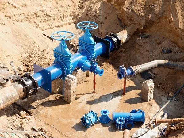 Buvez de l'eau. Divers pipelines, vannes et tuyaux métalliques. Image tonique . — Photo