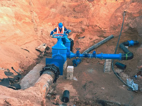 Buvez de l'eau. Divers pipelines, vannes et tuyaux métalliques. Image tonique . — Photo