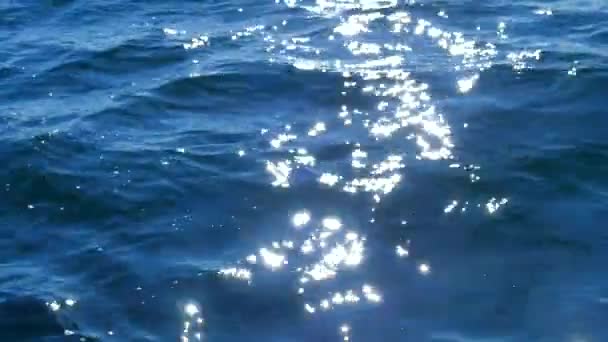 穿过，多彩的影子与火花和光反射在移动水位的水小电波 — 图库视频影像