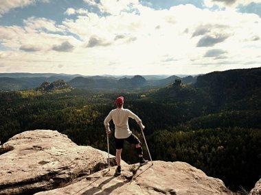 Mutlu adam Immobilizer ve tıp kutup kırık bacak ile finnaly tepe üzerinde kal.