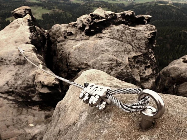 Järn vriden rep sträcks mellan stenarna i klättrare patch via ferrata. Repet fast i rock — Stockfoto