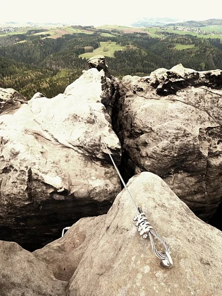 The end knot  of steel rope. Climbers path via ferrata. Steel bolt anchor eye — Stock Photo, Image