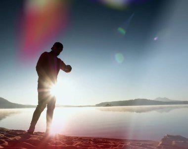 Adam atlet zaman egzersiz egzersiz okyanus plaj güneşli sabah çalıştırmak sırasında kontrol.