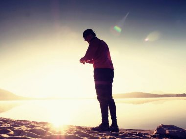 Adam atlet zaman egzersiz egzersiz okyanus plaj güneşli sabah çalıştırmak sırasında kontrol.