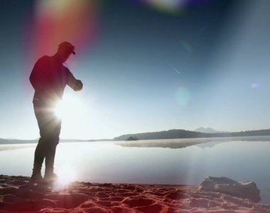 Adam atlet zaman egzersiz egzersiz okyanus plaj güneşli sabah çalıştırmak sırasında kontrol.