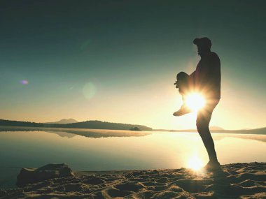 Denizde sport gündoğumu sabah adlı sonra germe sporcu. Geri bükme atlet