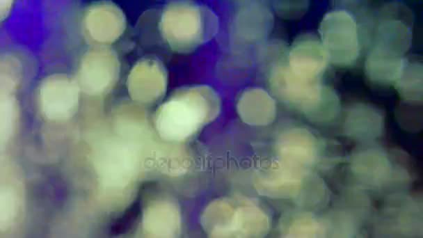 光的抽象。穿过，多彩的影子与火花和光反射在移动水位的水小电波 — 图库视频影像