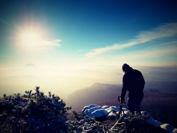 Fotógrafo tira foto de congelamento amanhecer outonal — Fotografia de Stock