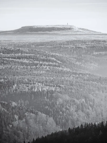 Вид на большой скальный холм красивый фантастический вид — стоковое фото