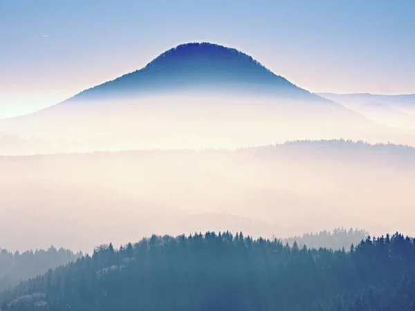 Visa på en stor rundad kulle vackra fantastisk utsikt — Stockfoto