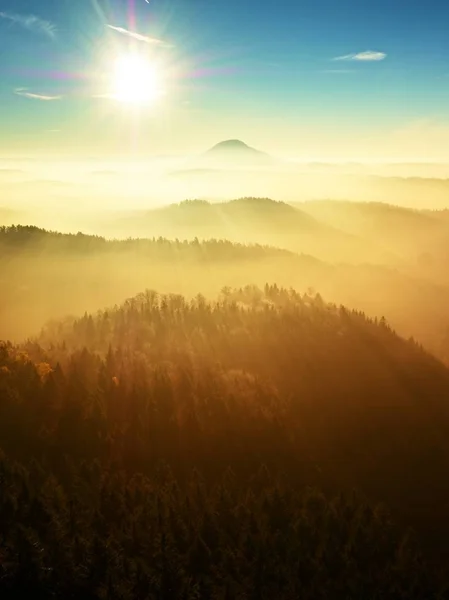 Помилковий ранковий спалах у чудових пагорбах. Градування різнокольорових хмар . — стокове фото