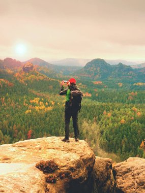 Sırt çantası teknesinde cliff ve alır fotoğrafları ile yağmurlu Vadisi'nin akıllı telefon ile turizm.