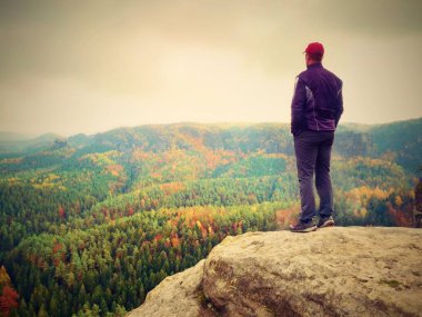 Kumtaşı kaya kaya empires park ve izle doruk üzerinde durabilen tek başına kırmızı bere uzun yürüyüşe çıkan kimse