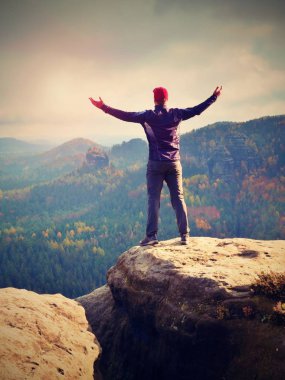 Uzun yürüyüşe çıkan kimse Vadisi yukarıda rock ucunda. Adam sabah puslu ve sonbahar vadiye parlak sabah güneş göz kulak.