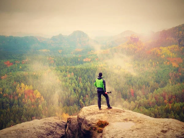 Amateur fotograaf bereiden camera neemt indrukwekkende foto's van mistige vallen bergen — Stockfoto