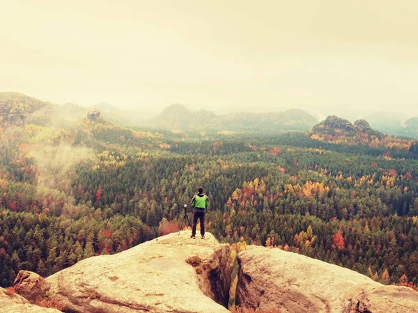 Alto fotógrafo adulto preparar la cámara para tomar fotos de las montañas de otoño . — Foto de Stock