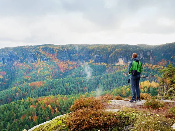 조 경으로 보는 관점에 손에 폴란드와 스포티 한 녹색 windcheater 관광. — 스톡 사진