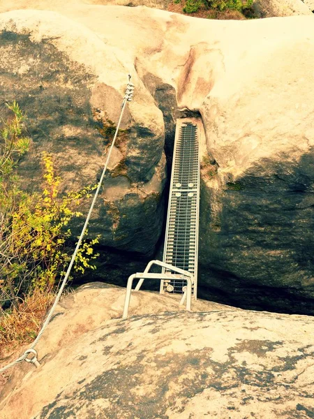 Escalera de acero, rampa de acero entre rocas vía ferrata. Cuerda retorcida de hierro fijada en roca — Foto de Stock