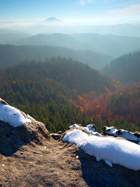Pico rocoso sobre niebla inversa. Invierno frío en las montañas, niebla colorida. Valle brumoso — Foto de Stock