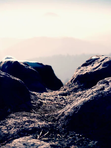 Pico rochoso acima da névoa inversa. Inverno tempo frio nas montanhas, nevoeiro colorido. Vale nebuloso — Fotografia de Stock