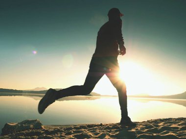 İnce genç fitness adam plaj, tropikal iz runner runner. Neşeli sporcu kumsalda koşmak