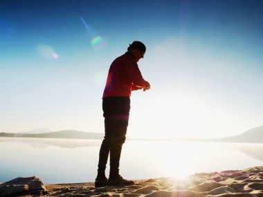 Adam atlet zaman egzersiz egzersiz okyanus plaj güneşli sabah çalıştırmak sırasında kontrol.