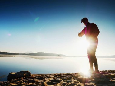 Adam atlet zaman egzersiz egzersiz okyanus plaj güneşli sabah çalıştırmak sırasında kontrol.