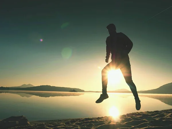 Slanke jonge fitness man loper op het strand, tropische trail runner. Vrolijke sportman uitvoeren op strand — Stockfoto