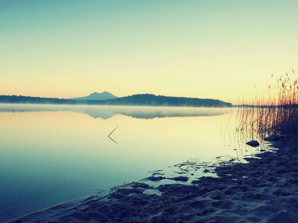 Schöner Sonnenaufgang am leeren Strand, Mittelmeerinsel. Friedlicher Wasserstand macht blauen Spiegel — Stockfoto