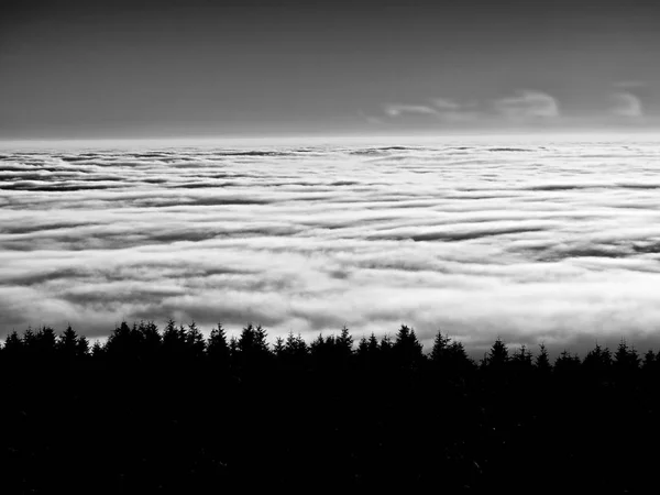 Clima frío inverso en las montañas de invierno, niebla pesada . — Foto de Stock