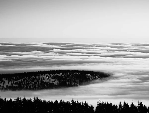 Chill inverse weather in winter mountains, heavy mist. — Stock Photo, Image