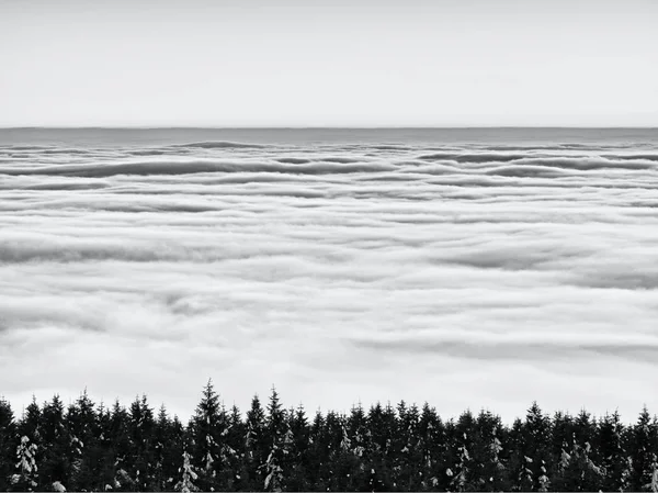 Chill inverse Väder i vinter-bergen, tung dimma. — Stockfoto