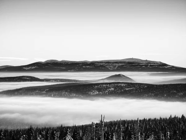 Topparna av bergen ovanför krämig mist. — Stockfoto