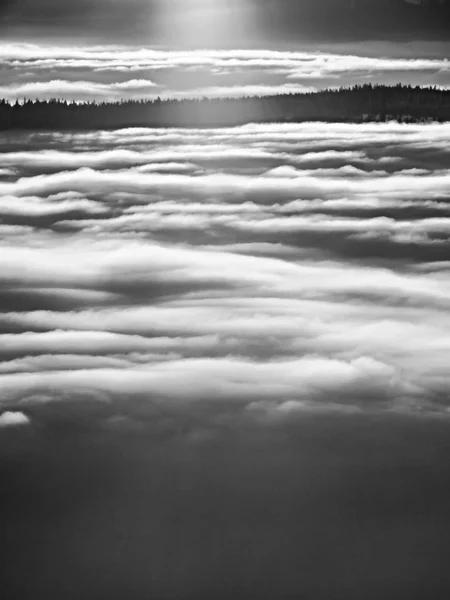 Topparna av bergen ovanför krämig mist, vinter landskap. — Stockfoto